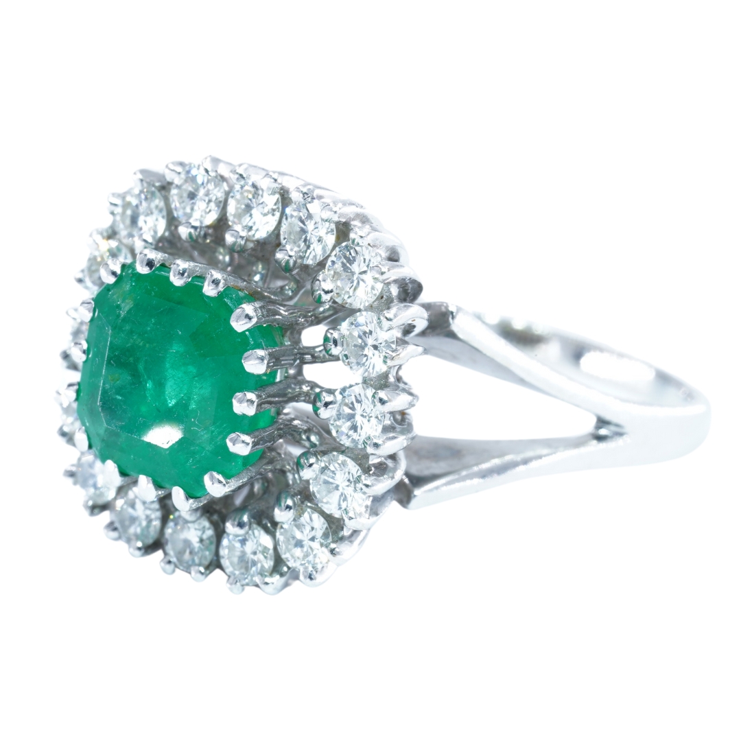 Vintage Weißgoldring mit Smaragd und Brillanten – „Aurora Verde“